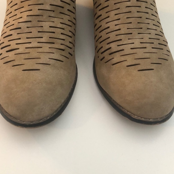 Camel beige tan color Yoki booties with heel - Picture 2 of 7